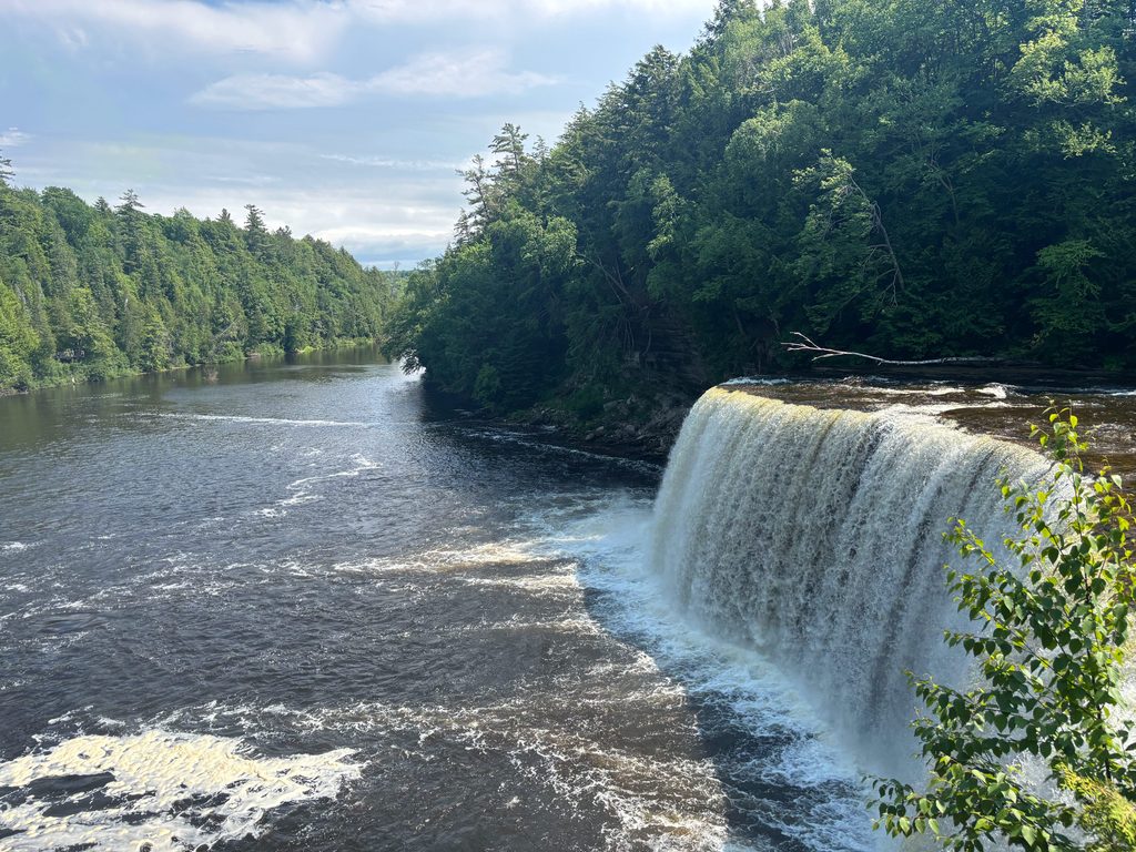 ターカメノン滝(Tahquamenon Falls)